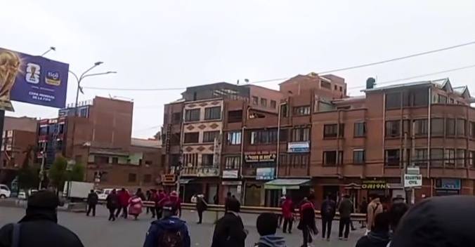 Ponchos rojos apedrean autos y obligan a cerrar negocios en El Alto